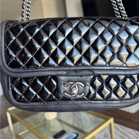 Chanel Classic Quilted Patent Medium bag - Picture 8 of 9